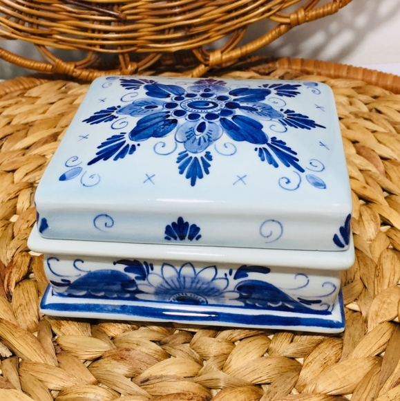 Rare, porcelain box.  Excellent condition.  Check - Picture 7 of 12